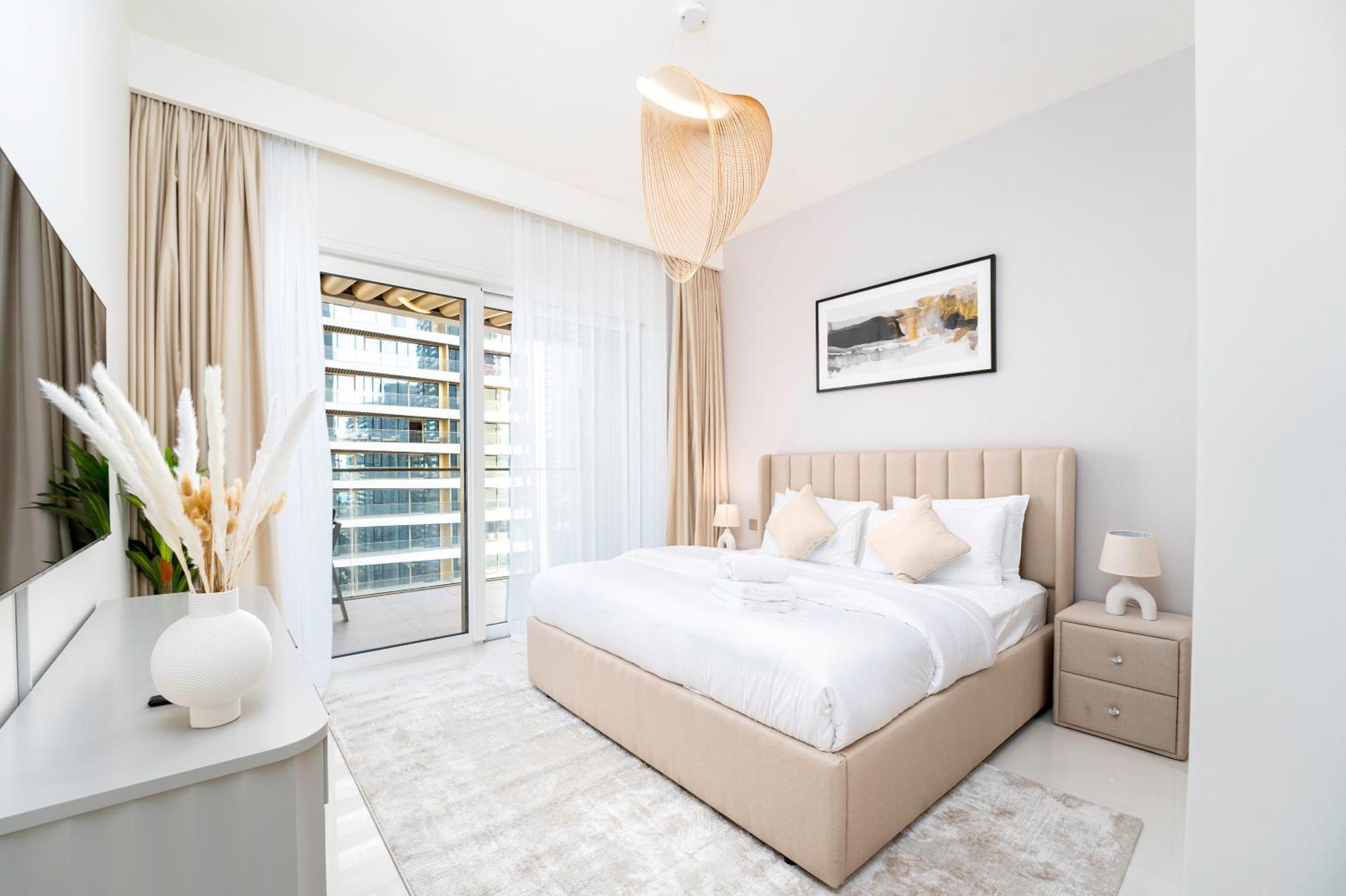 Exclusive Beachfront 2 Bed With Pool & Palm View Apartment *