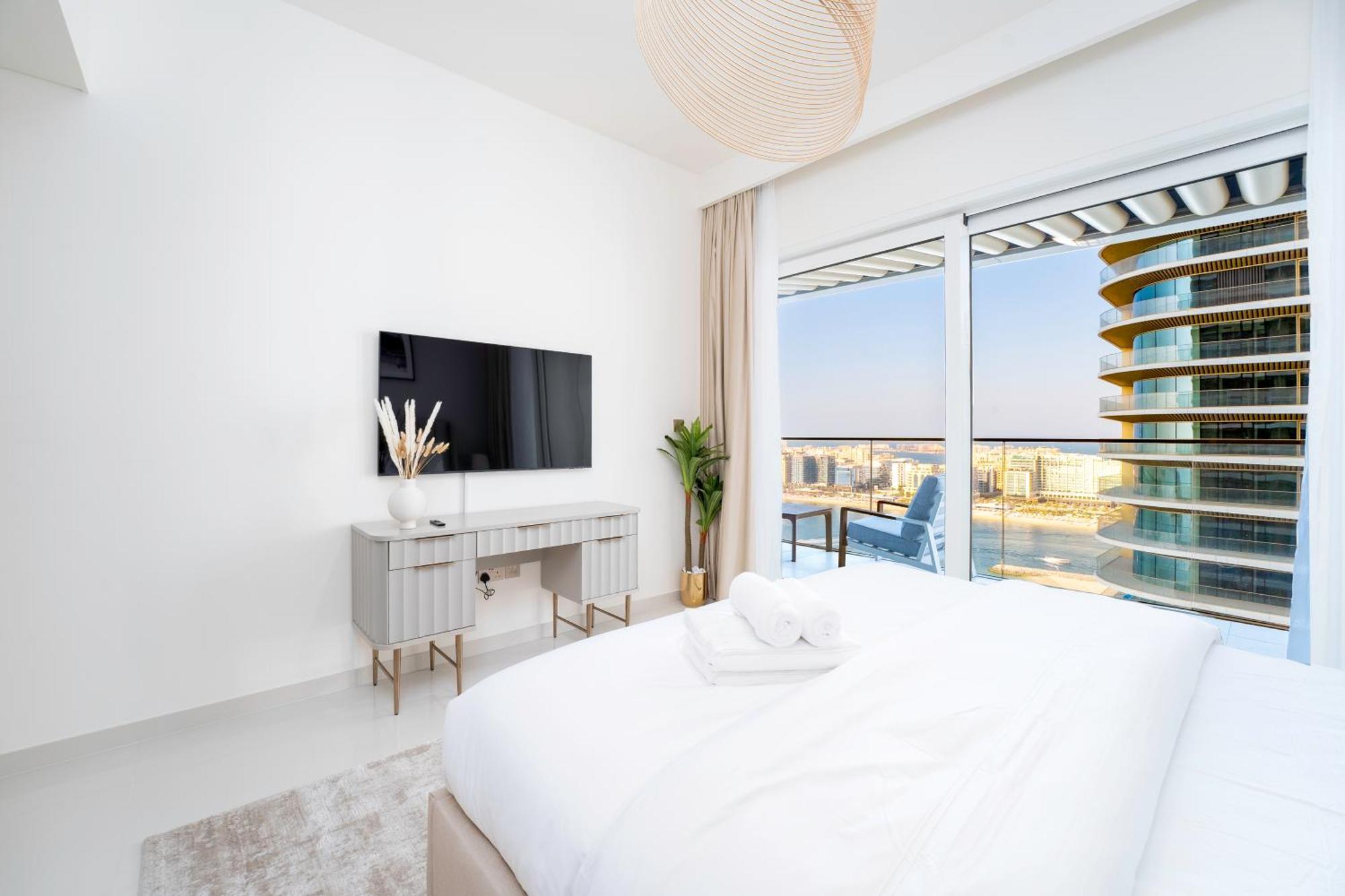 Exclusive Beachfront 2 Bed With Pool & Palm View Apartment