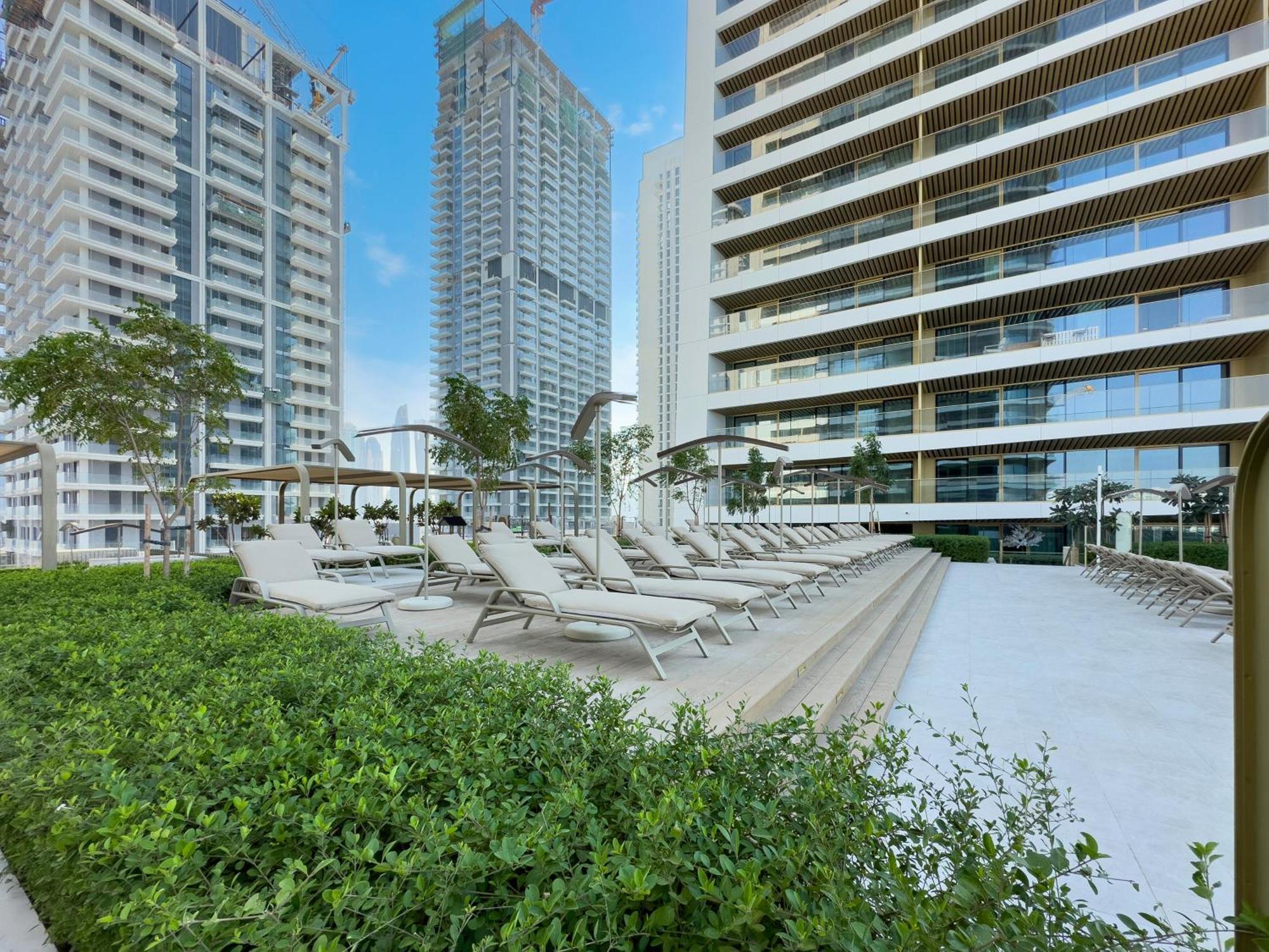 Exclusive Beachfront 2 Bed With Pool & Palm View Apartment