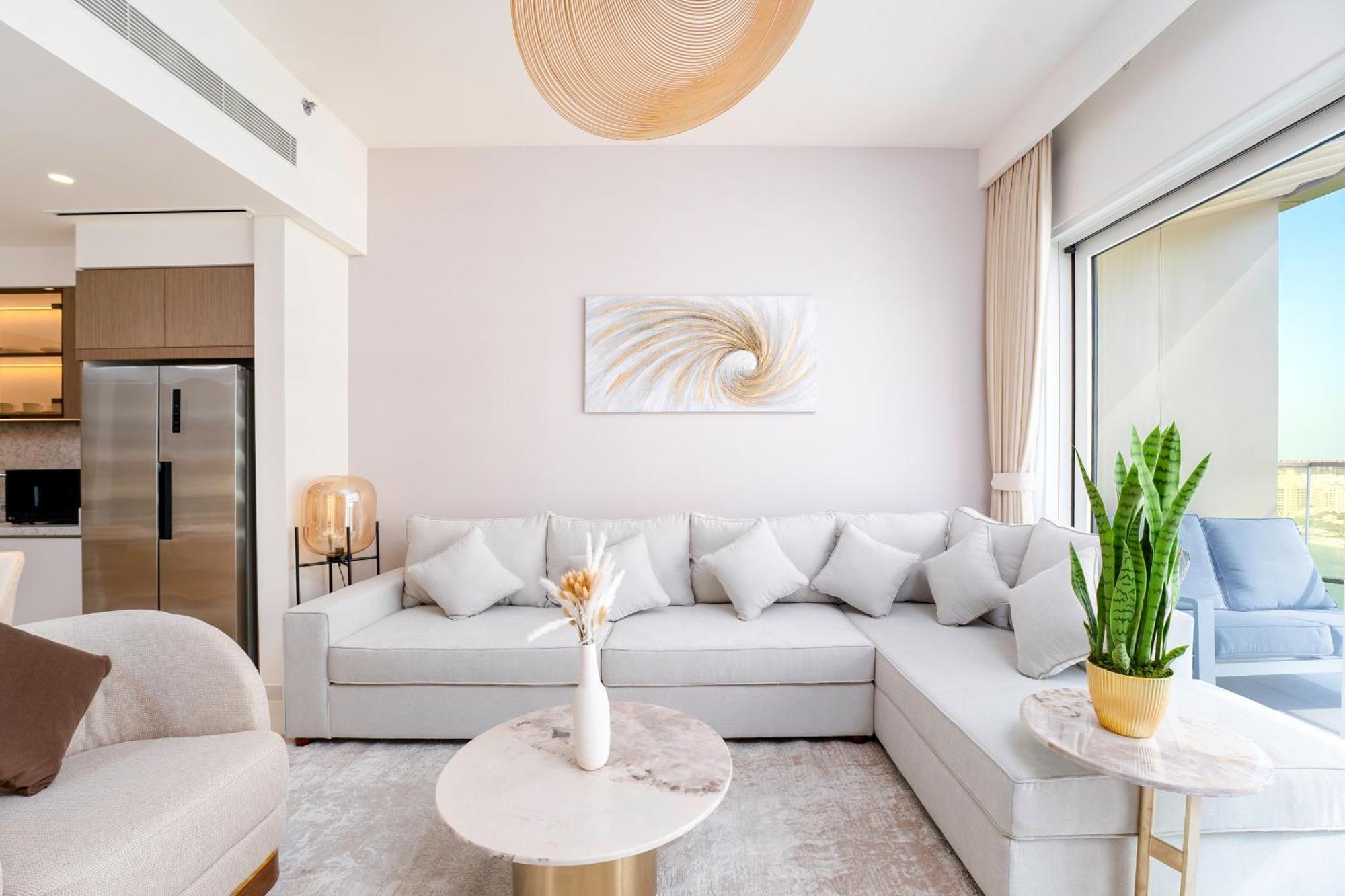 Exclusive Beachfront 2 Bed With Pool & Palm View Apartment