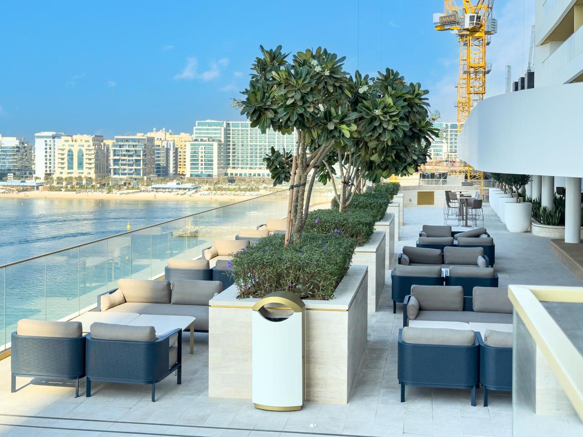 Exclusive Beachfront 2 Bed With Pool & Palm View Apartment *