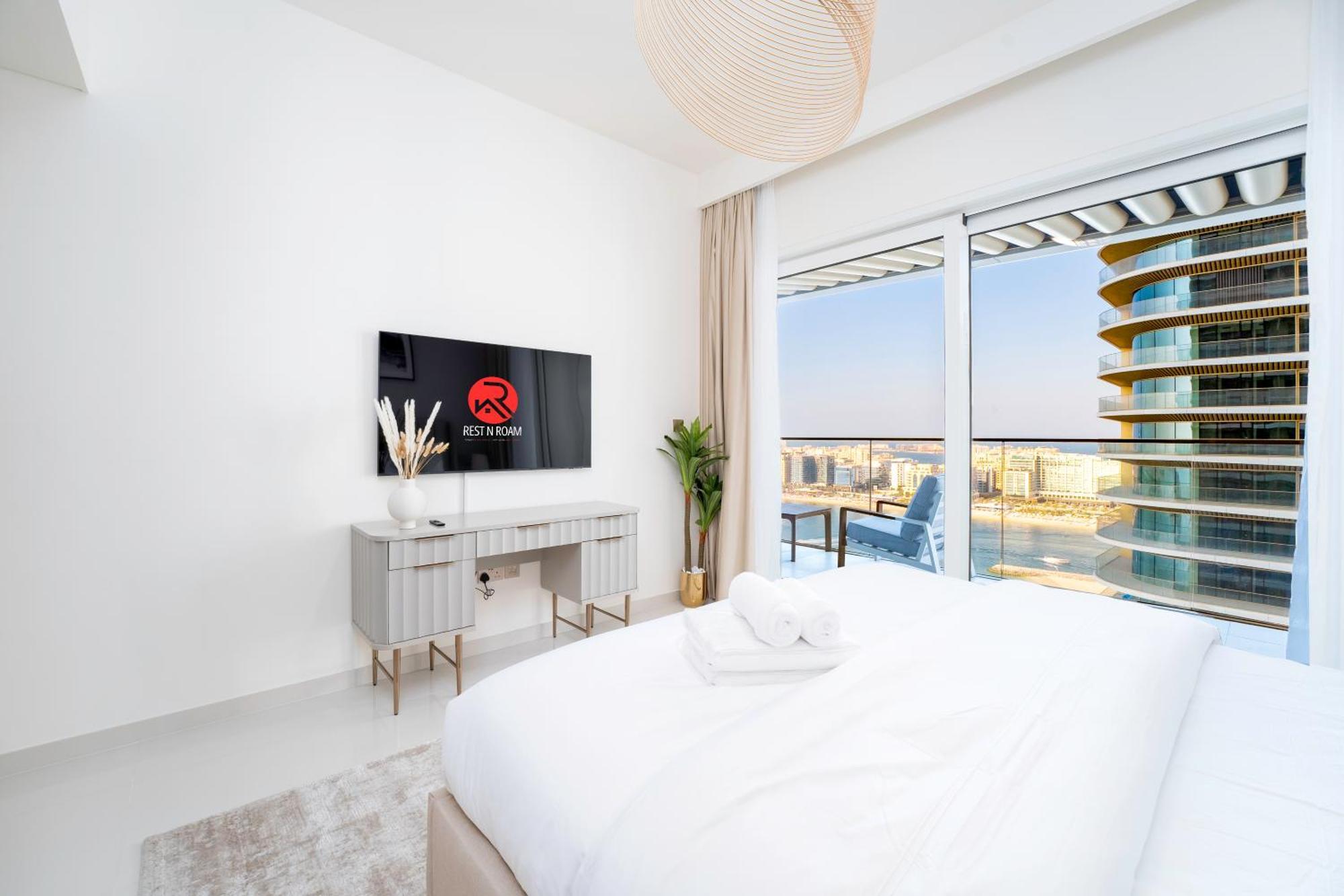 Exclusive Beachfront 2 Bed With Pool & Palm View *