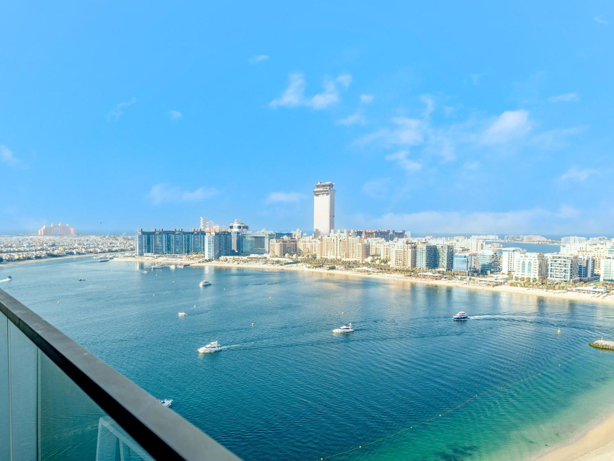 Apartment Exclusive Beachfront 2 Bed With Pool & Palm View *