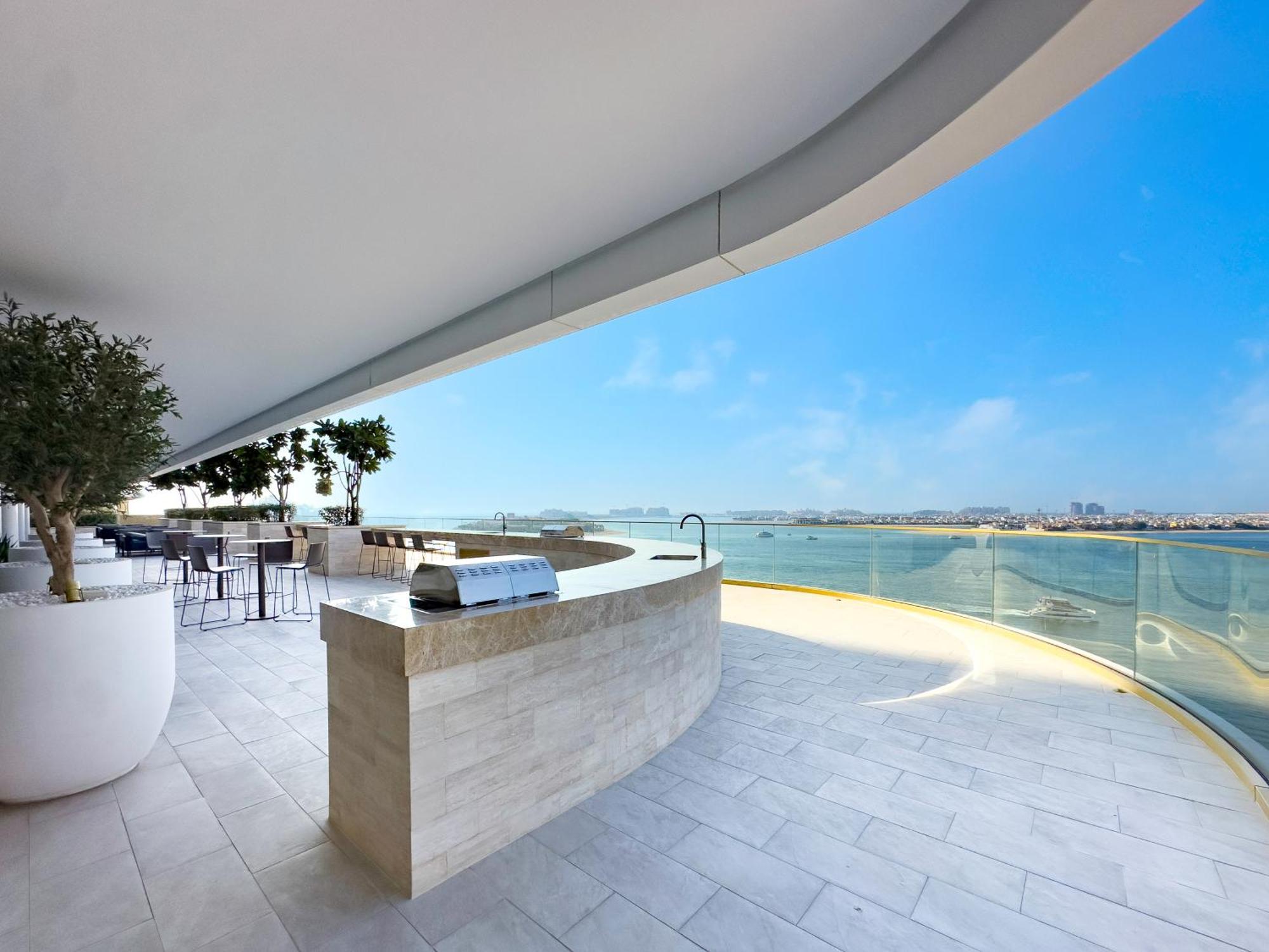 Exclusive Beachfront 2 Bed With Pool & Palm View Dubai